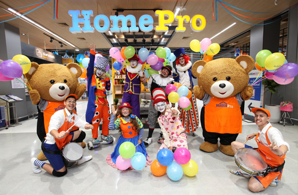 ����� ���� 330 ��ҹ ����Ƿ ����� Ὺ�������Ź�� ������ѧ��ѹ-�Դ��鹷���ç�ѹ���� ��Ѻ Total Home Solution ����������������蹩�ͧ Open House Party �Ѵ��� ������ѹ��� - 24 ��.�. 62