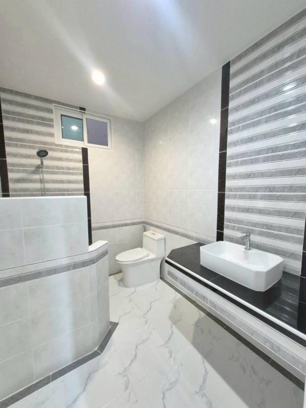 บ้าน ใกล้โรงพยาบาลนพรัตน์