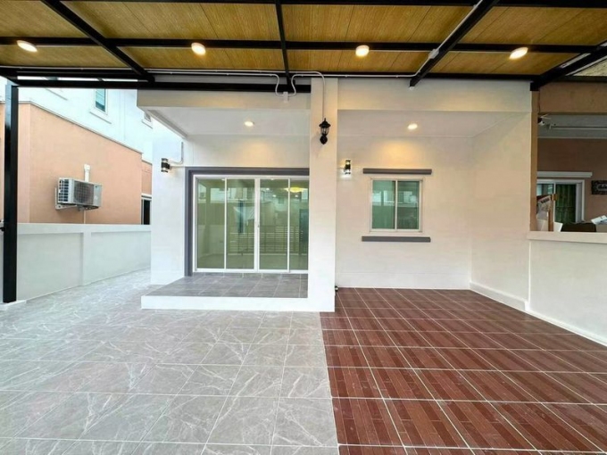 บ้านติดถนน ชลบุรี บ้านติดถนน ชลบุรี