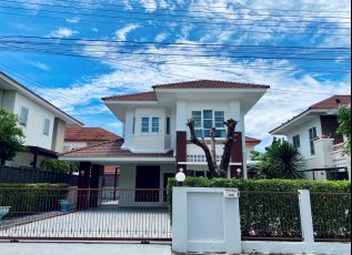 Homegardenville: 175sqm of residential space on a 400sqm plot. Living, Thai kitchen, Kitchen room, 4bedrooms with furniture, 2bathrooms, terrace, carport for up to 4 cars , furniture, 5xair conditioners, hot water, water tank 1500 l and pump.